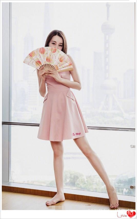 迪丽热巴白色纱裙，搭白色T恤散发着青春与活力的气息