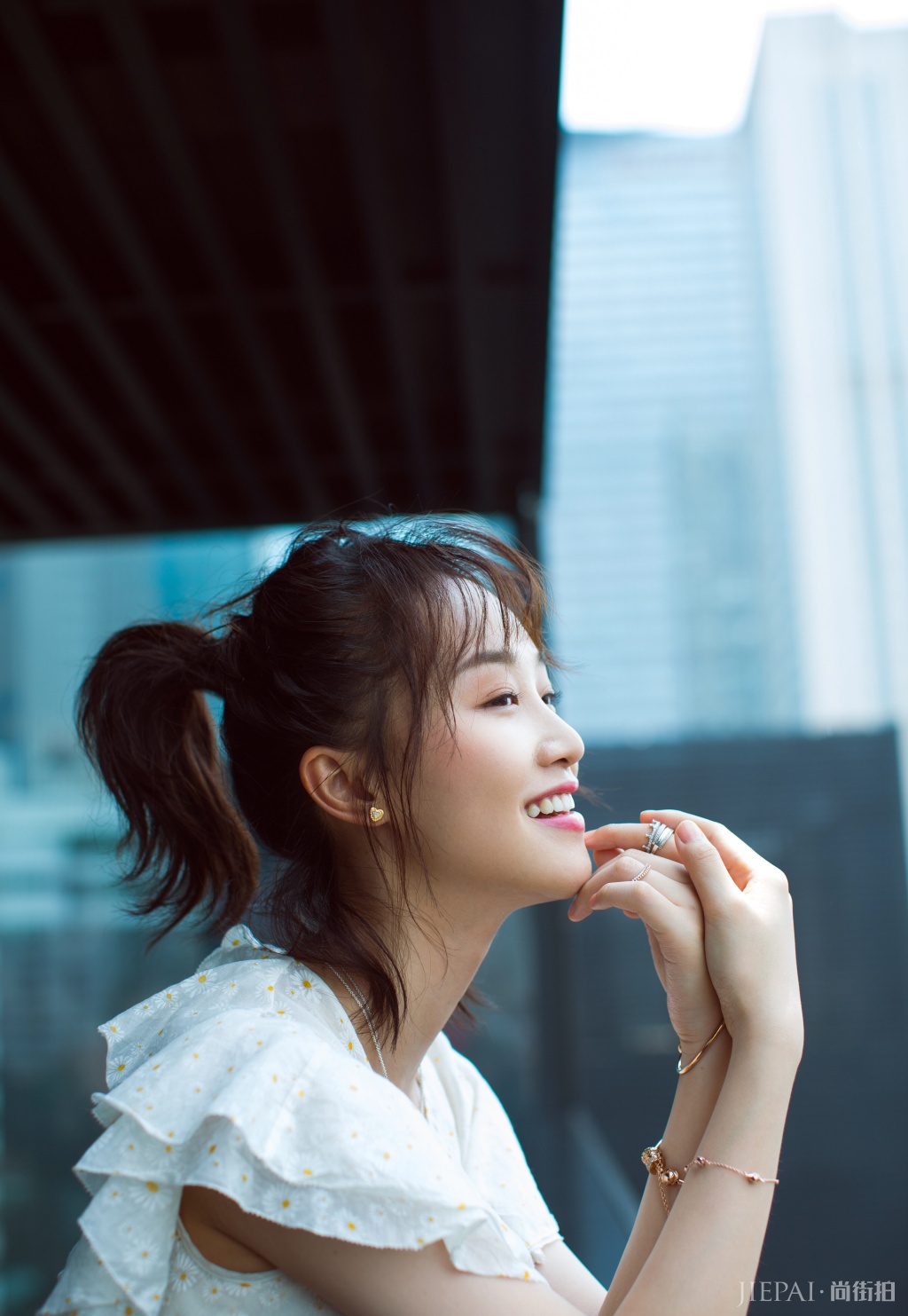 蓝盈莹的短发美得不像话!