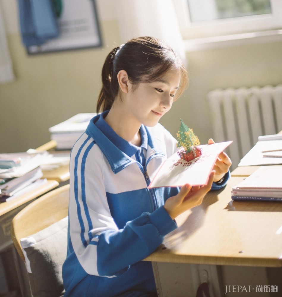 李兰迪精致妆容尽显甜美女神范儿，早该这样化妆了