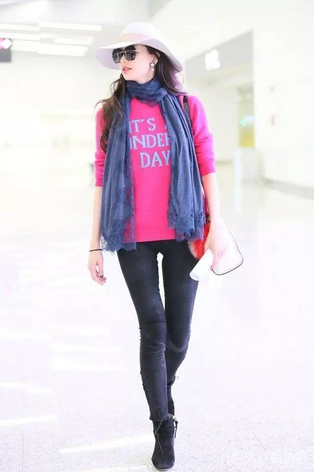 林志玲围巾搭条纹毛衣时髦大气