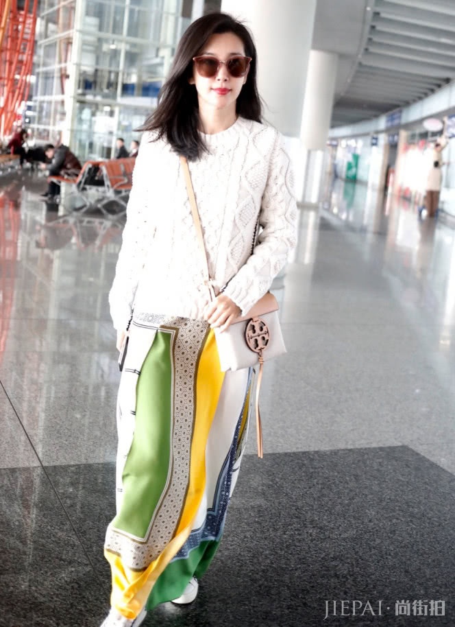 李冰冰“缝”起来几块丝巾,居然穿出了初恋的感觉