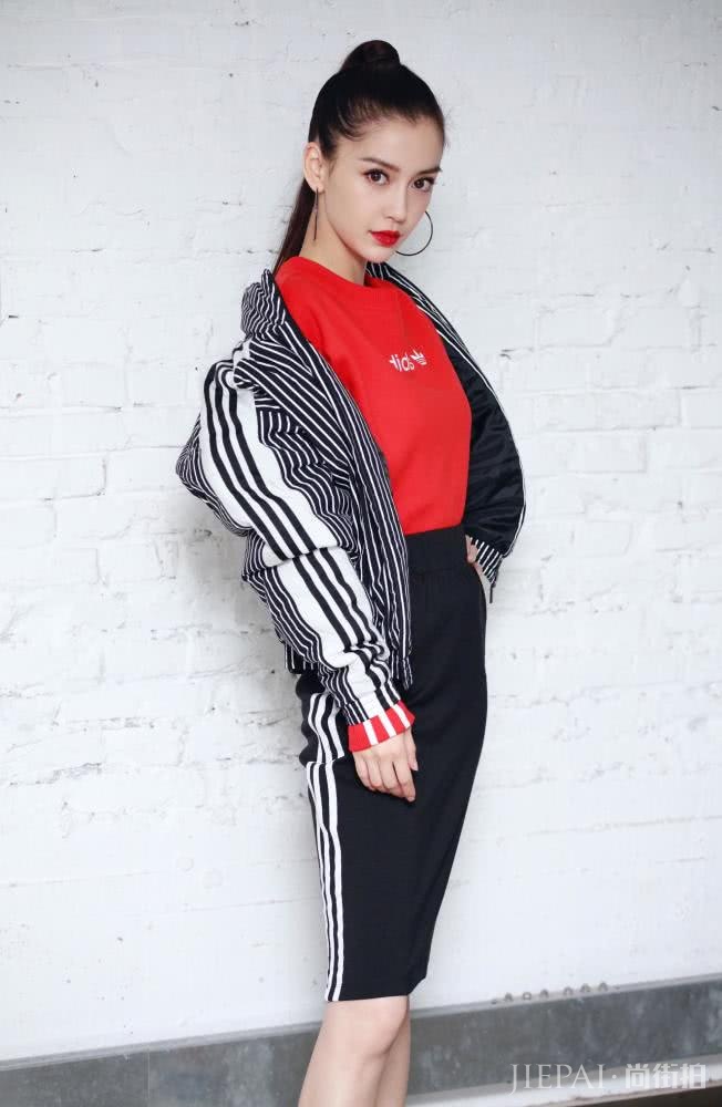 杨颖T恤搭配运动裙尽显女神范儿!