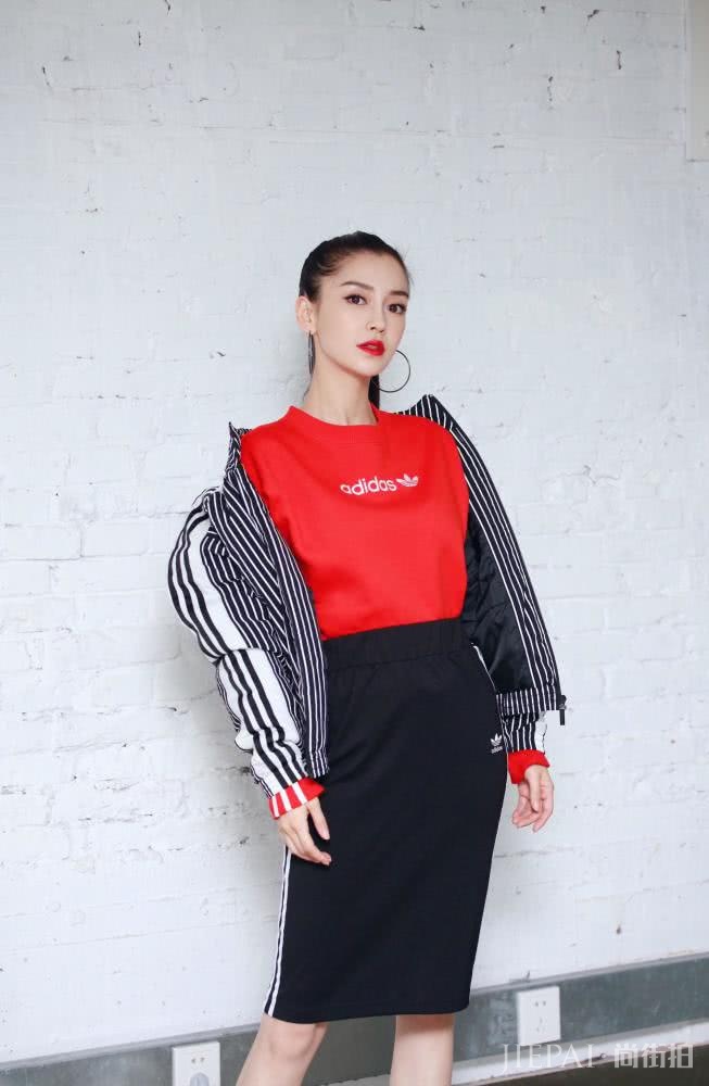 杨颖T恤搭配运动裙尽显女神范儿!