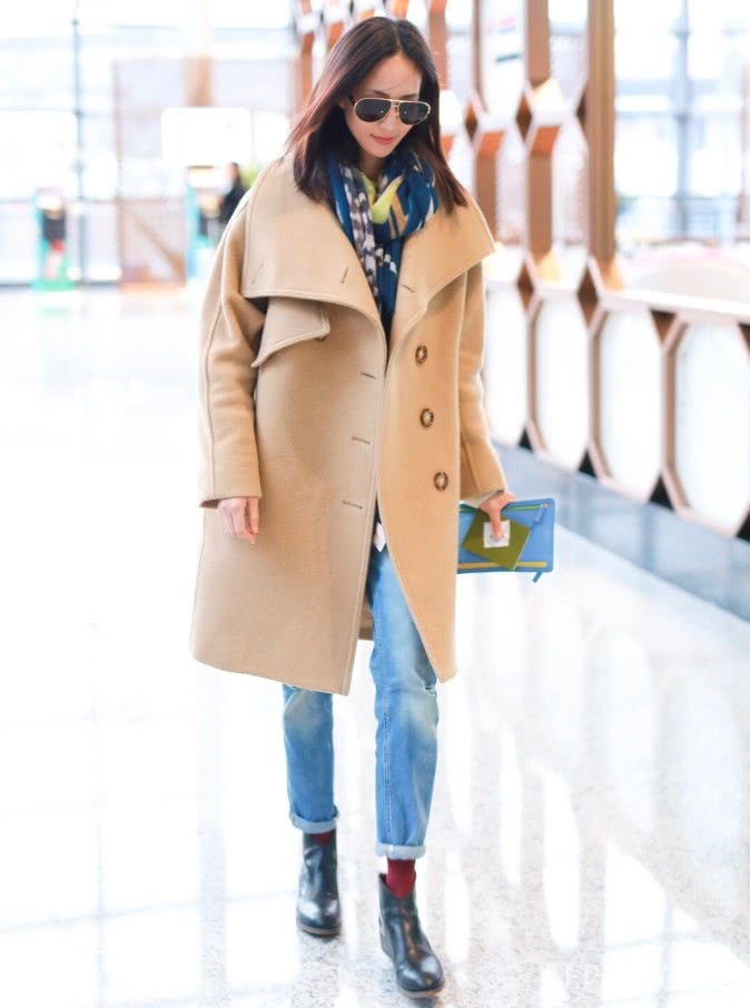 张钧甯非要裹条紧身裙，却意外带火了“苹果胯”！