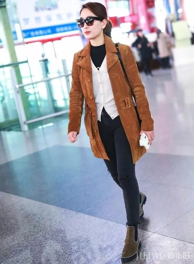 马苏高冷现身机场,妆容淡雅,气质高傲