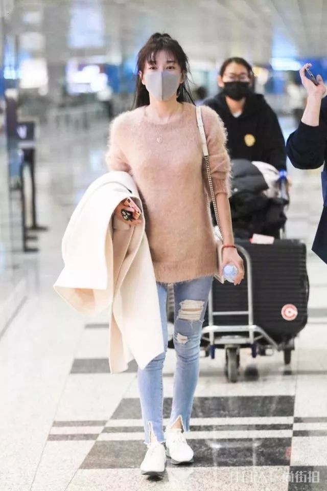 “富察皇后”秦岚又到了颜值巅峰白裙献唱,仙气飘飘,!