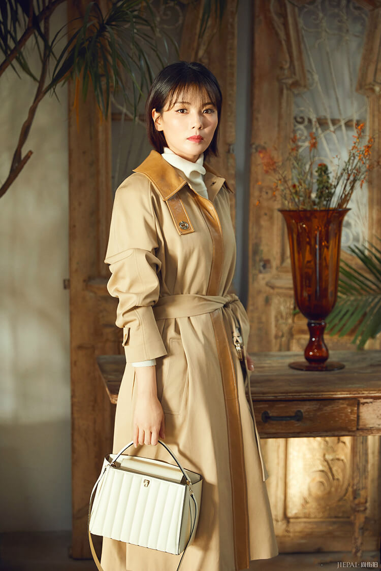 刘涛驼色风衣气场全开,短发嫩回21岁