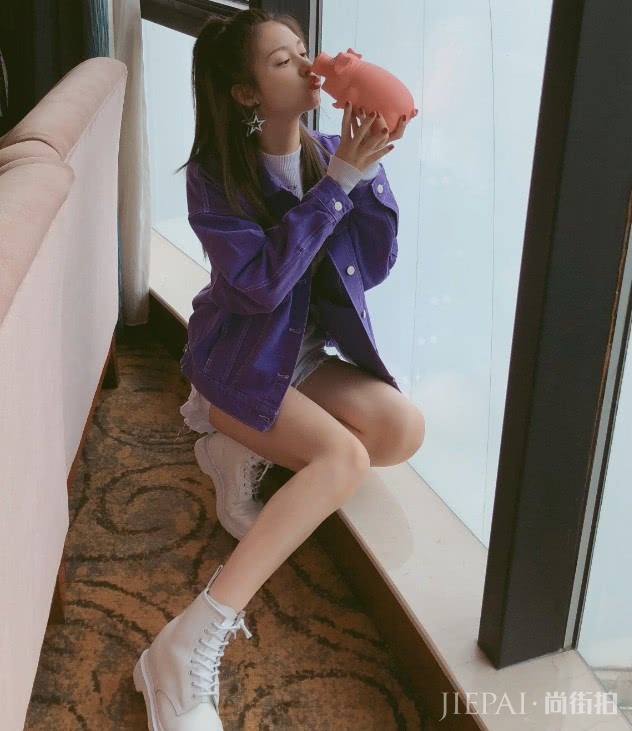 火箭少女傅菁的鞋简直了,只有点心那般大?没走几步鞋子会散架吧