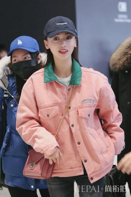 吴谨言又穿粉色走机场，至少减龄10岁