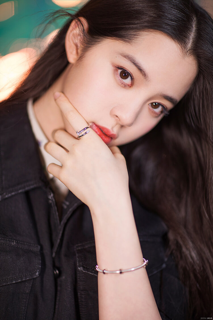 欧阳娜娜简约的全黑打扮酷劲又俏皮