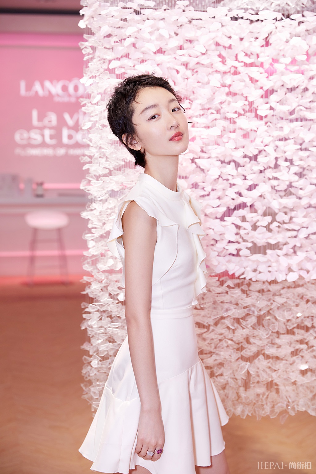 你看周冬雨短发,多水灵!