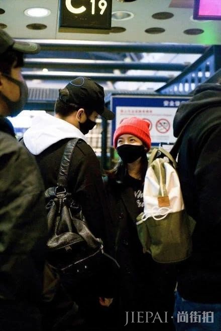 陈妍希一对小酒窝笑起来超级迷人，依然美若少女