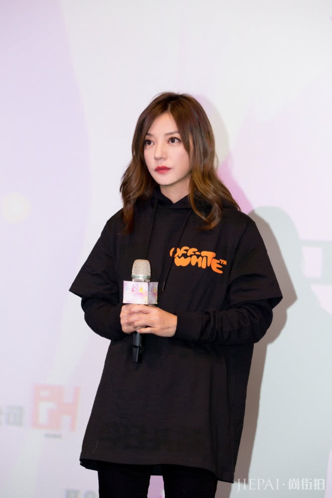 赵薇换“新”发型,身穿一件雅致灰荷叶裙,秒变20岁少女