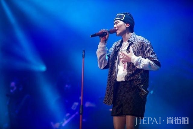 雨神萧敬腾演唱会简直是时装秀！