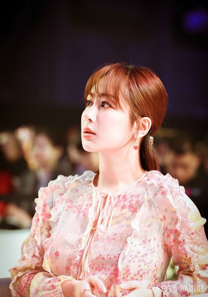 杨紫穿件碎花裙现身,哪家的村姑呢!