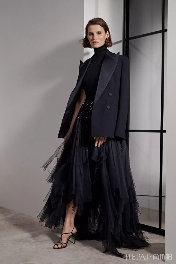 大衣羽绒服里面一件黑色打底衫全搞定