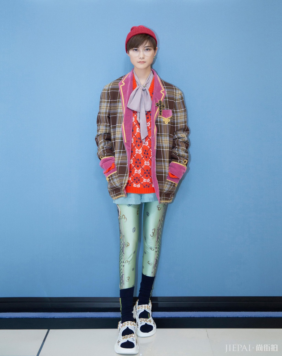 酷女孩能轻松消除西装的严肃正式感 穿出洒脱自如