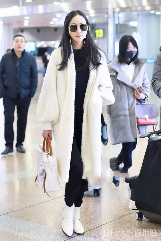 韩雪红毛衣搭配白色羽绒服减龄甜美！