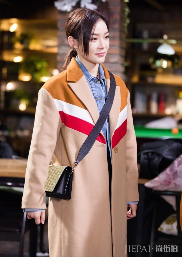 袁姗姗酷爱大衣配卫衣,换了个颜色更美!