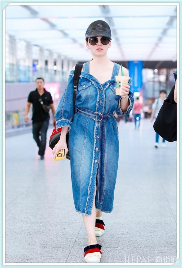 张靓颖“挂面裙”配“水桶裤”也敢穿!网友:脚呢?