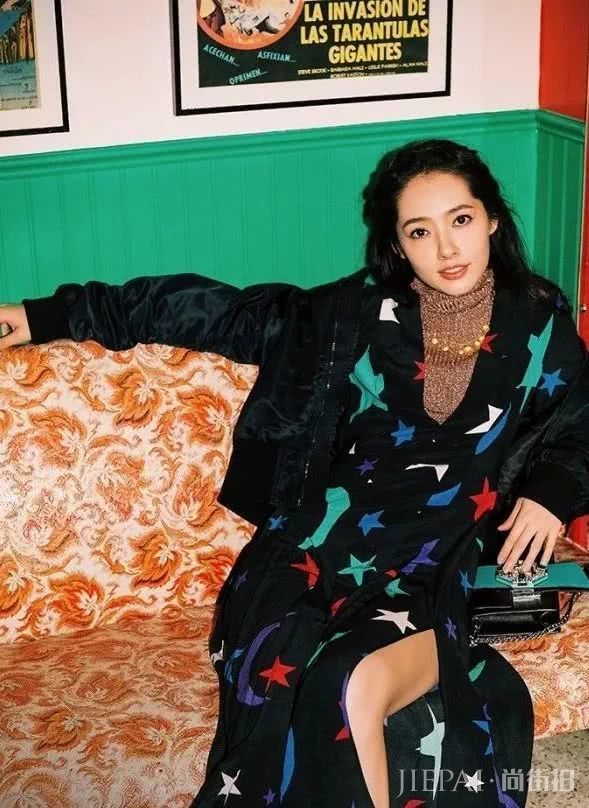 郭碧婷衣品超高,荷叶边露脐装身材太好!