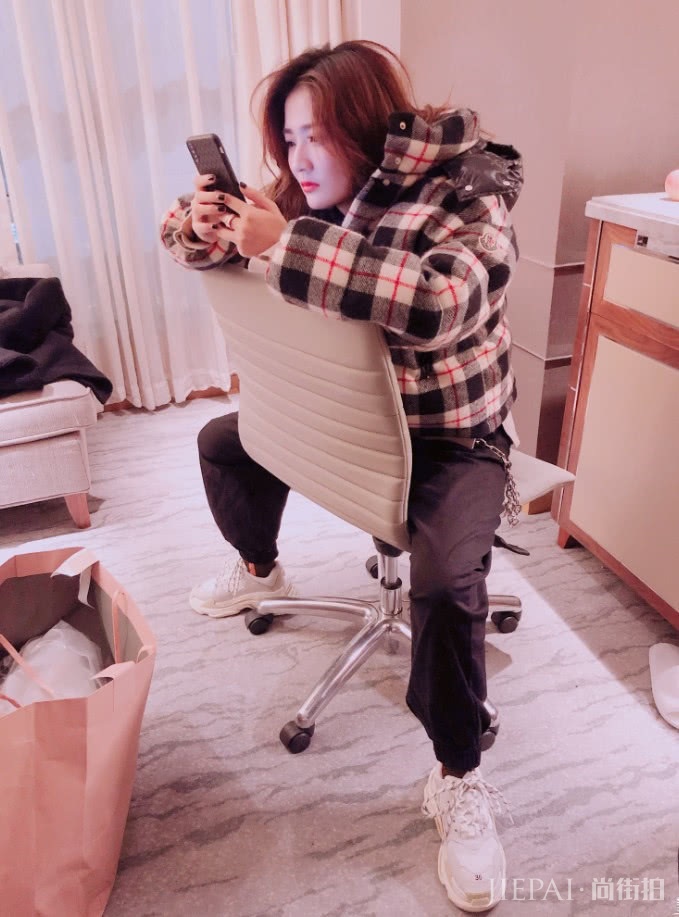 徐璐搭配“泡沫鞋”立马变潮，难怪能红！