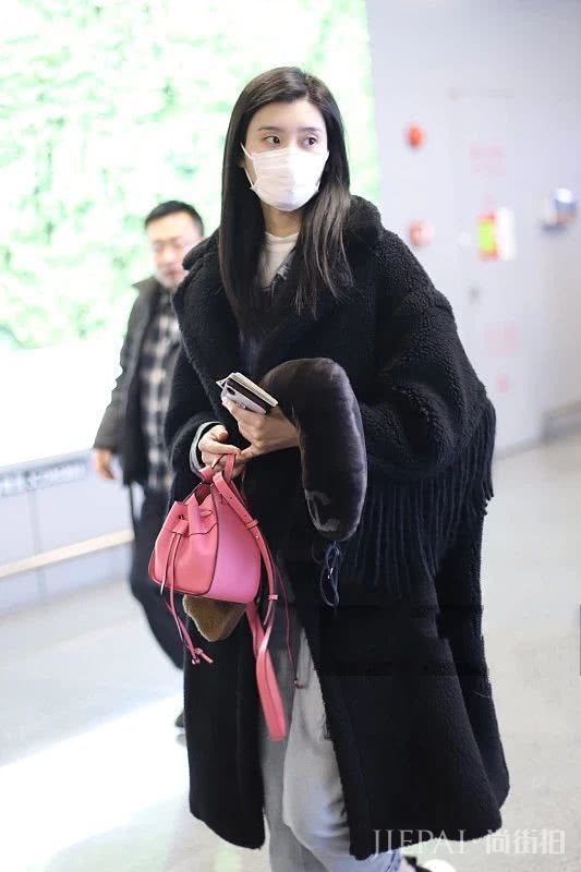 超模林允雪山羽绒搭配紧身裤,隔衣服都遮不住长腿