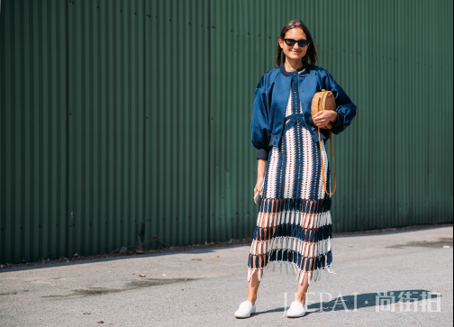 长款连衣裙配什么外套 复古甜美一件搞定