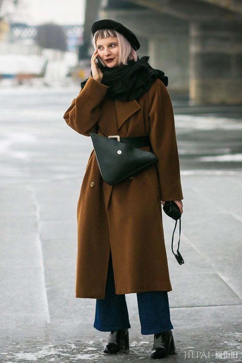最流行的焦糖色大衣配阔腿裤竟然这么时髦
