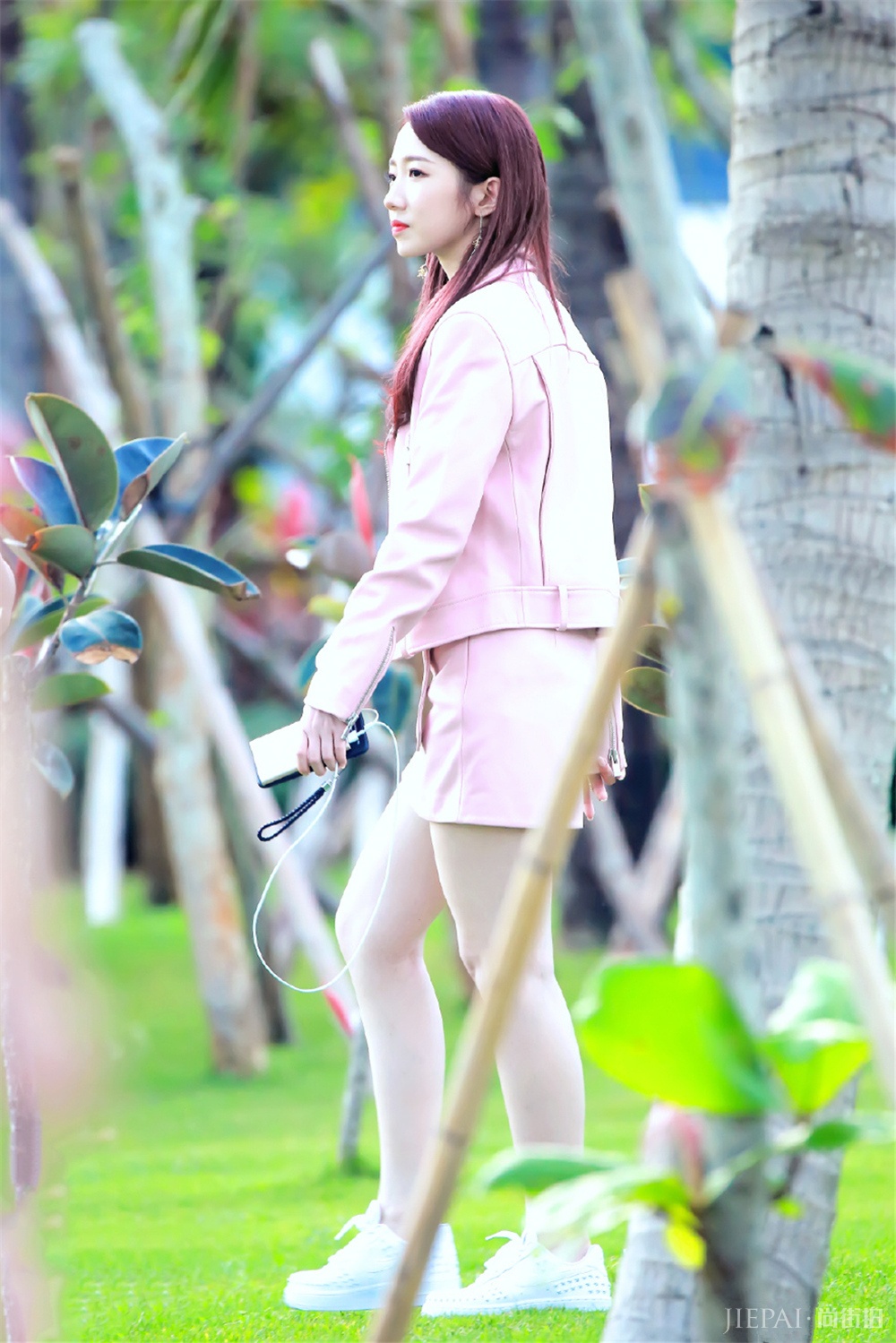 孟美岐一身粉嫩短裙甜如初恋，光脚出镜可爱爆棚