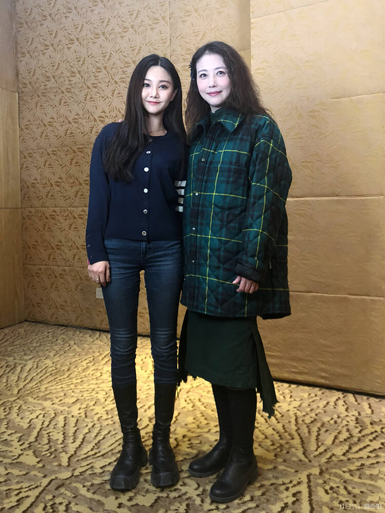 周海媚穿格纹大衣搭针织裙走机场