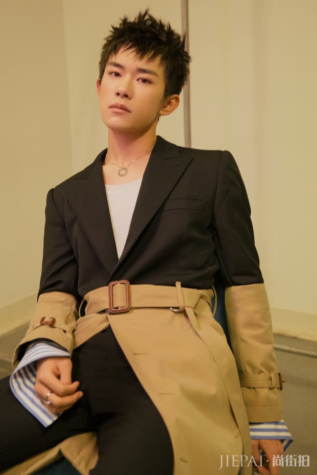 易烊千玺脖子上挂“口哨糖”,意外时尚!