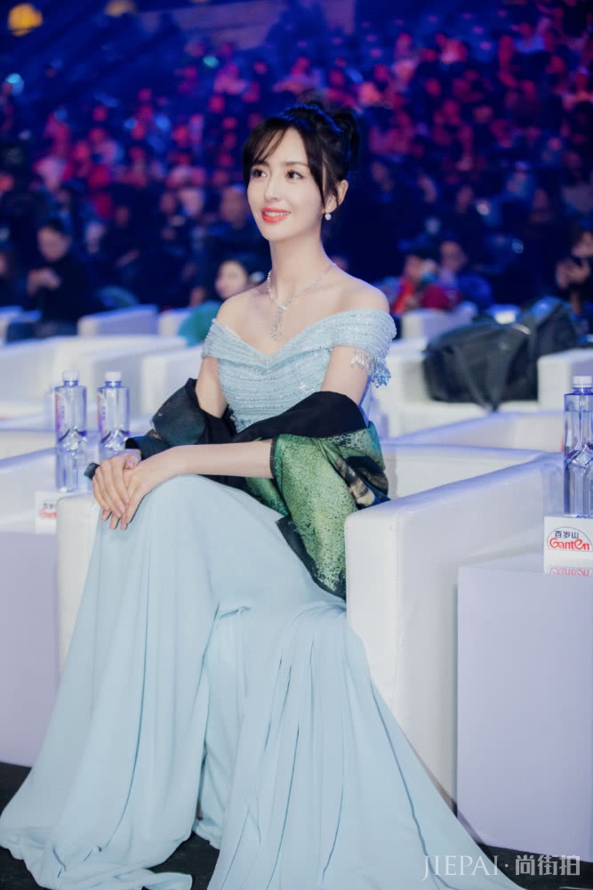 佟丽娅浅蓝色连衣裙搭丸子头，“胖”成小仙女