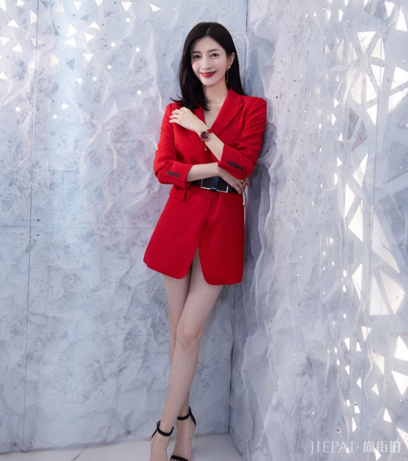 江疏影一身红衣“弹簧腿”白到发光