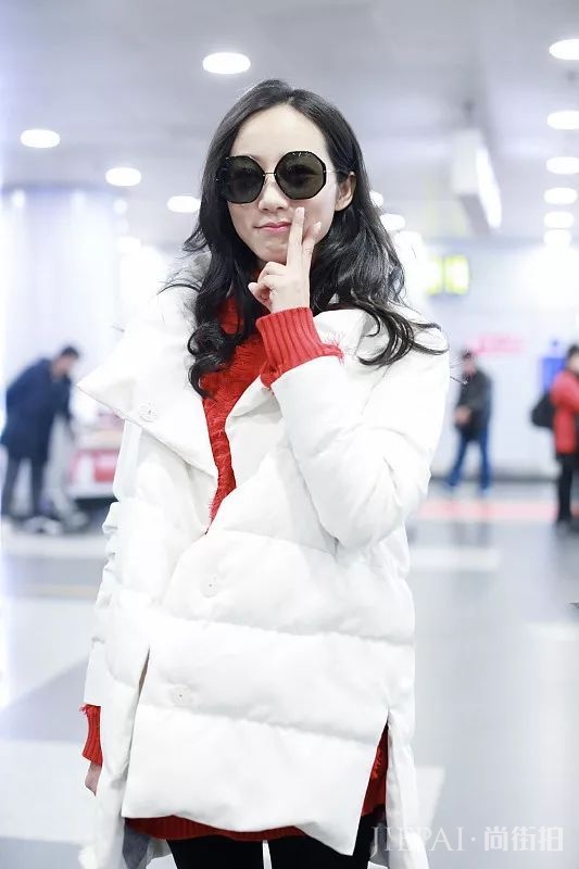 韩雪红毛衣搭配白色羽绒服减龄甜美！