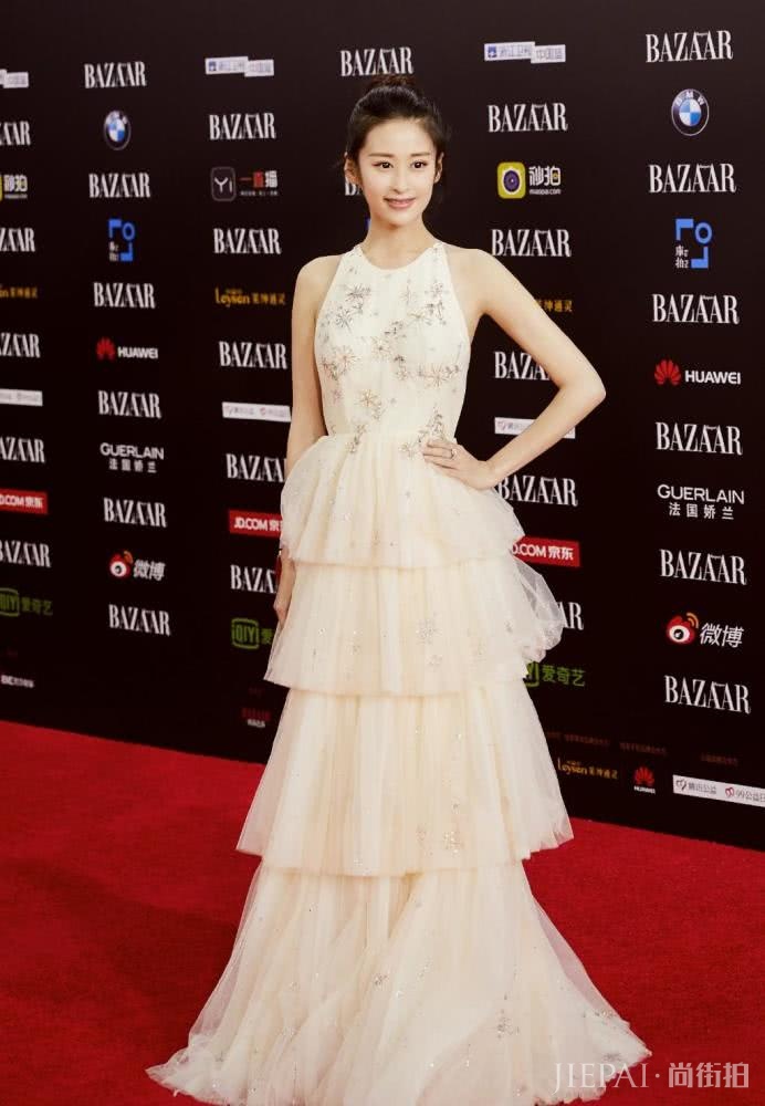 颖儿瘦的连V领裙都撑不起,越来越瘦了!