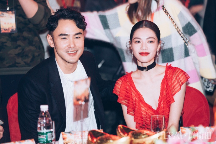 钟楚曦撞娜扎同穿性感连衣裙,谁更胜一筹