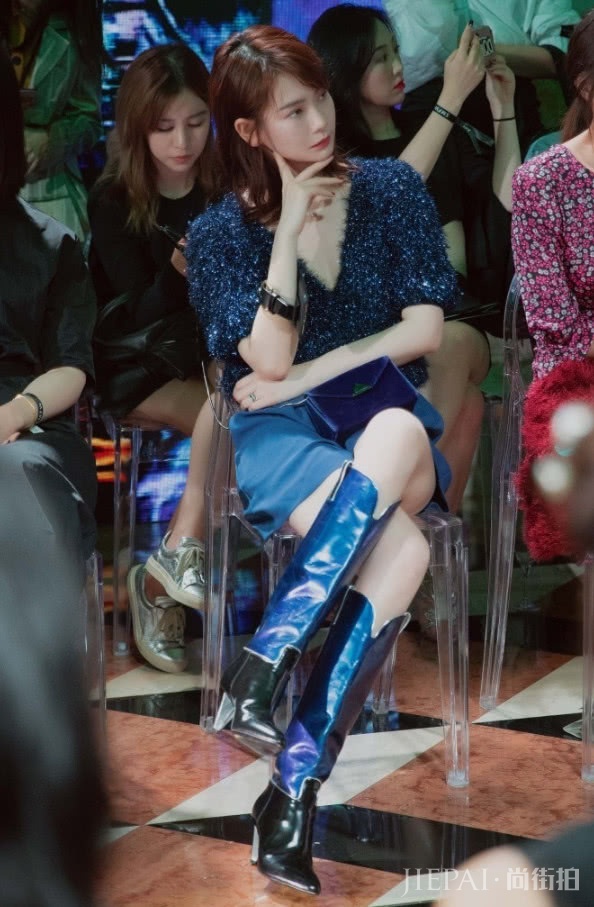 戚薇把短裙穿成了五分裤效果，拉根电线做包带走？
