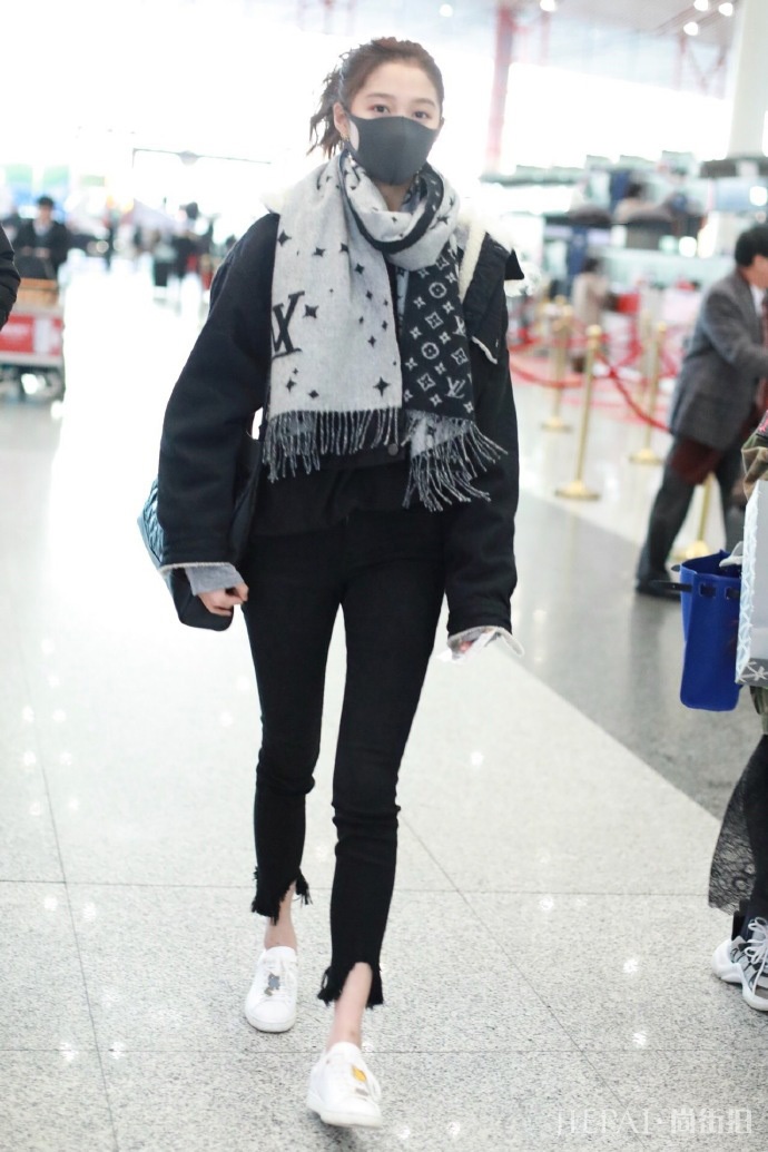 关晓彤穿搭臃肿露出脚踝,新发型干练!