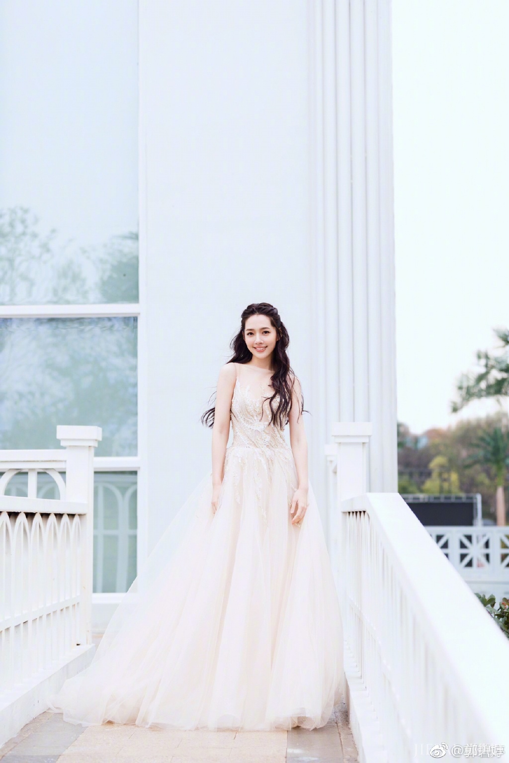 郭碧婷长发礼服简直又是女神范十足！