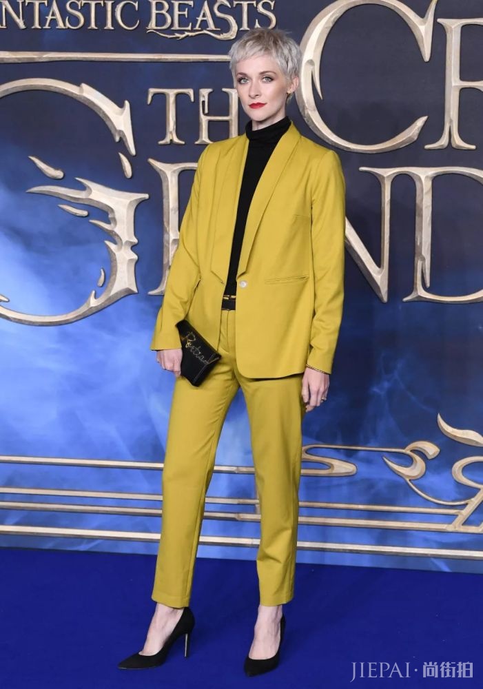 大衣羽绒服里面一件黑色打底衫全搞定