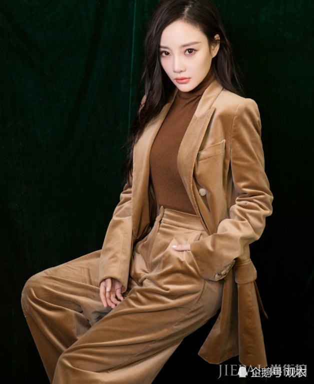 李小璐上封面杂志,穿粉色芭蕾舞裙,重回清纯