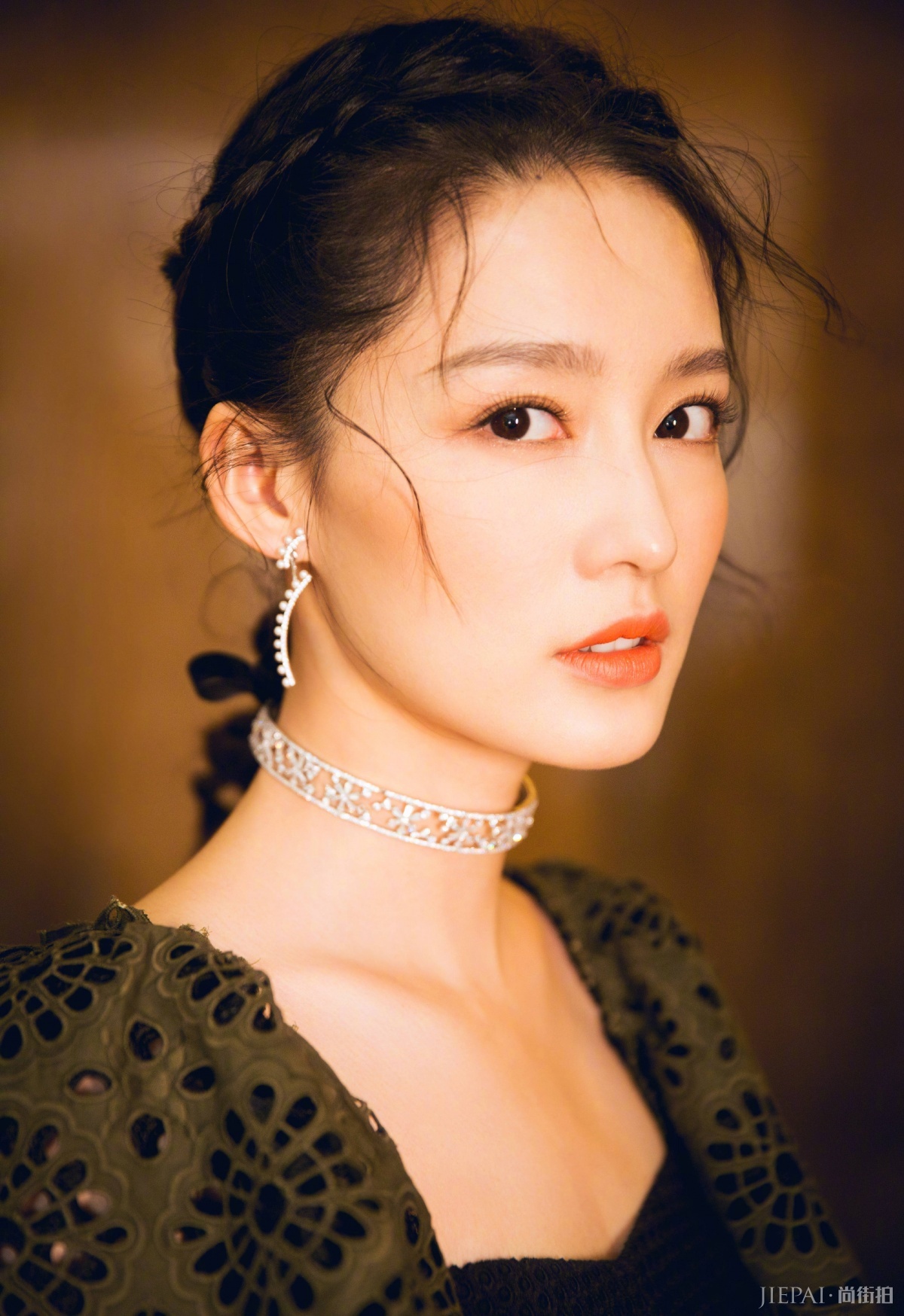 杨幂皮衣混搭荷叶裙李沁的礼服领口太特别！