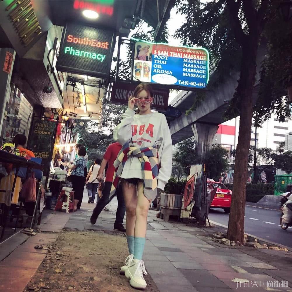 泫雅泰国旅行私照曝光,丸子头搭配碎花裙俏皮还甜美