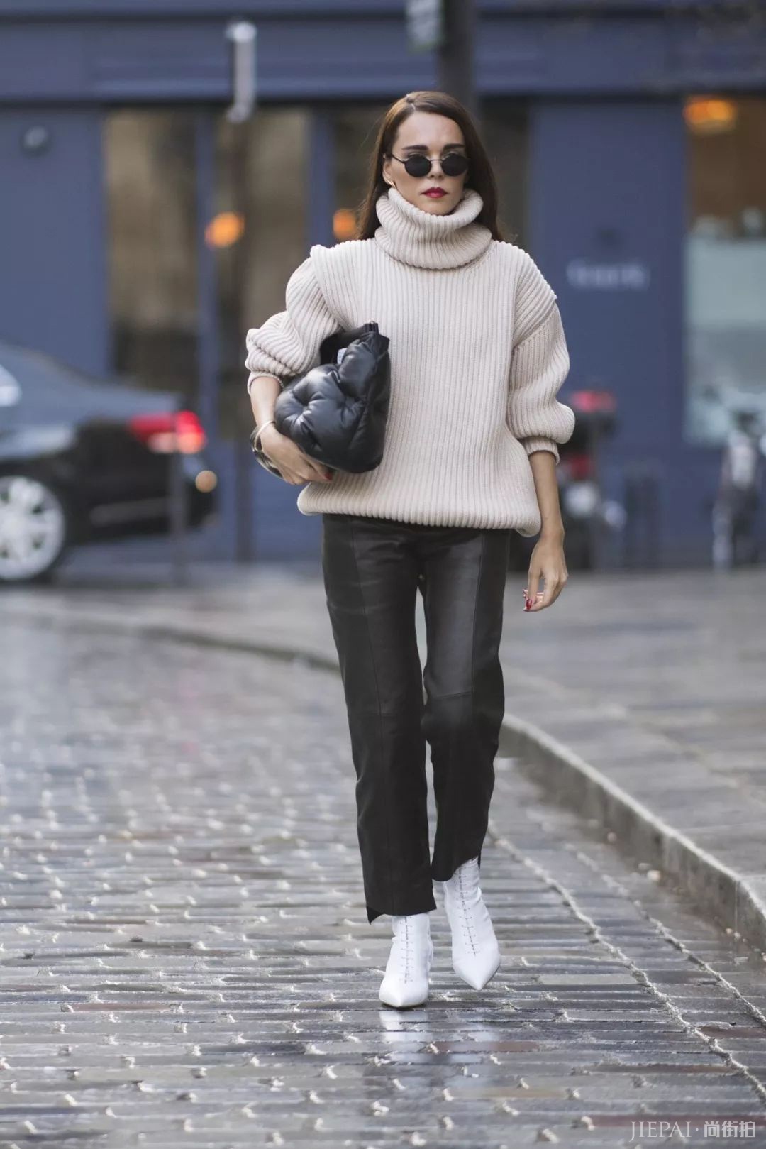 降低皮裤奇装异服的感觉 只需要一件毛衣就够了