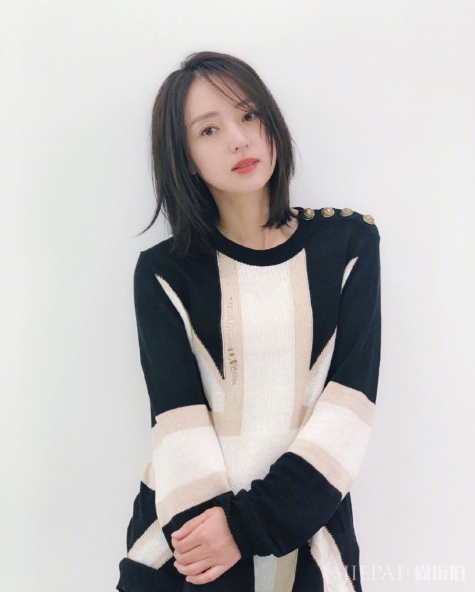 董璇纯白色套肩连衣裙显气质,好美啊