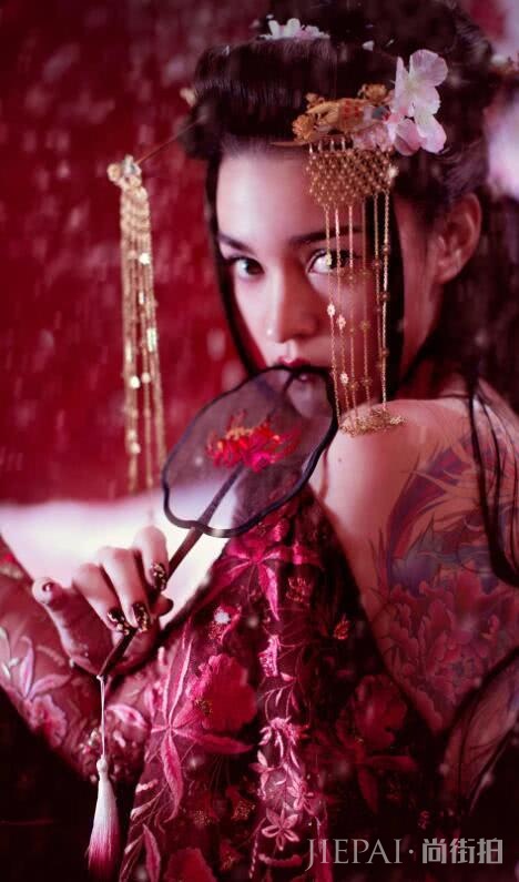 安慧媛被称为“审美链的顶端”！五官和轮廓融合了西方眉眼深邃的优势