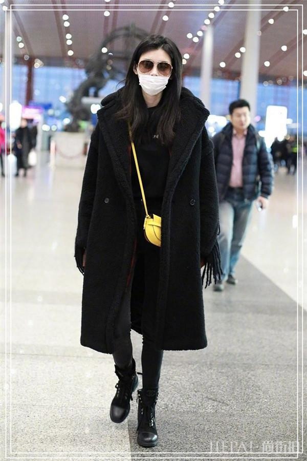 奚梦瑶穿流苏大衣，风格保守何止一点，何猷君真会管教