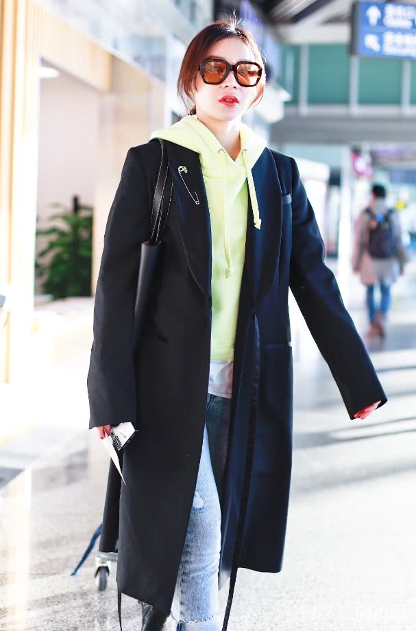 袁姗姗酷爱大衣配卫衣,换了个颜色更美!