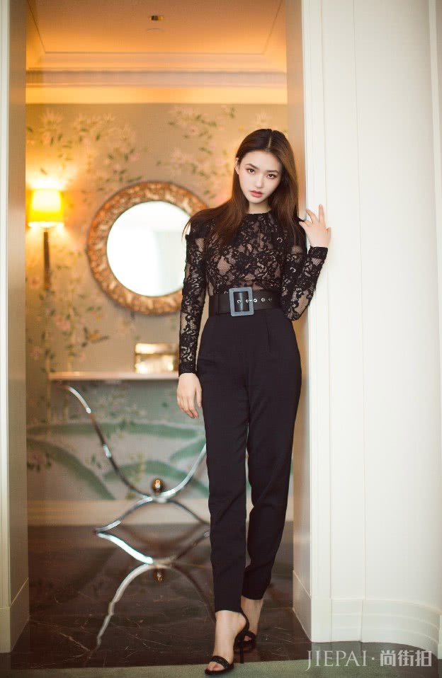 林允穿“窗帘”亮相，腰以下的“麦穗腿”才是亮点！